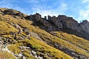 24 In decisa salita con vista sui contrafforti rocciosi del monte Arale